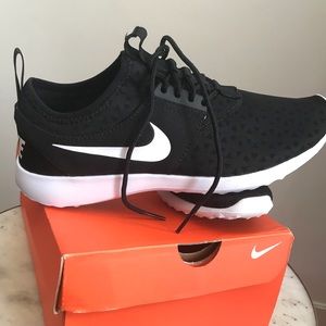 Nike Juvenate Shoes in Black, sz 10.5